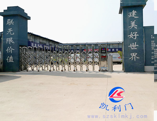 伸縮門(mén)遙控電動(dòng)無(wú)軌配輕松推桿而過(guò)通道三輥閘的安裝
